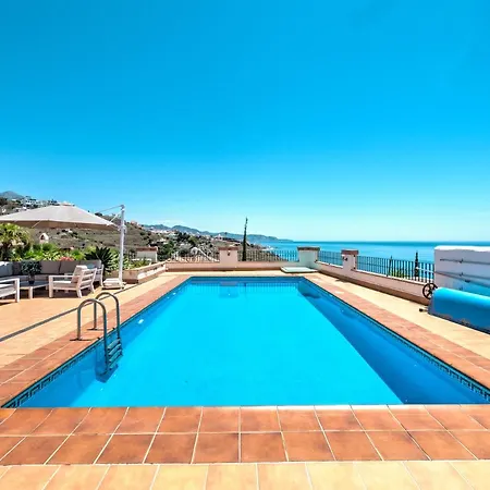 Luxury With Private Pool And 7 Bedrooms *